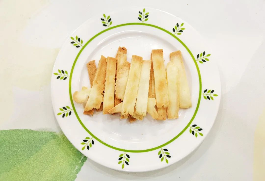 用家里常见的食材，可以做出一份香喷喷的小零食。对于不爱吃奶的宝宝，也可以用这种方法增加一些奶量。