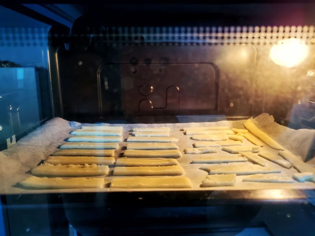 烤30分钟后取出晾凉。