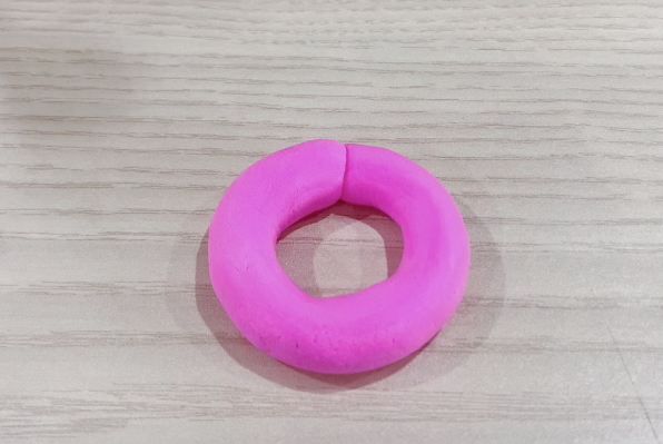 步骤2：头尾结合围成一个圈，有界线也没关系，因为它会被遮住。