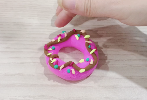 诱人的甜甜圈粘土制作教程
