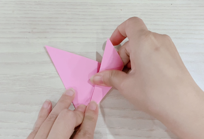 步骤2：两边再次向中心线折。