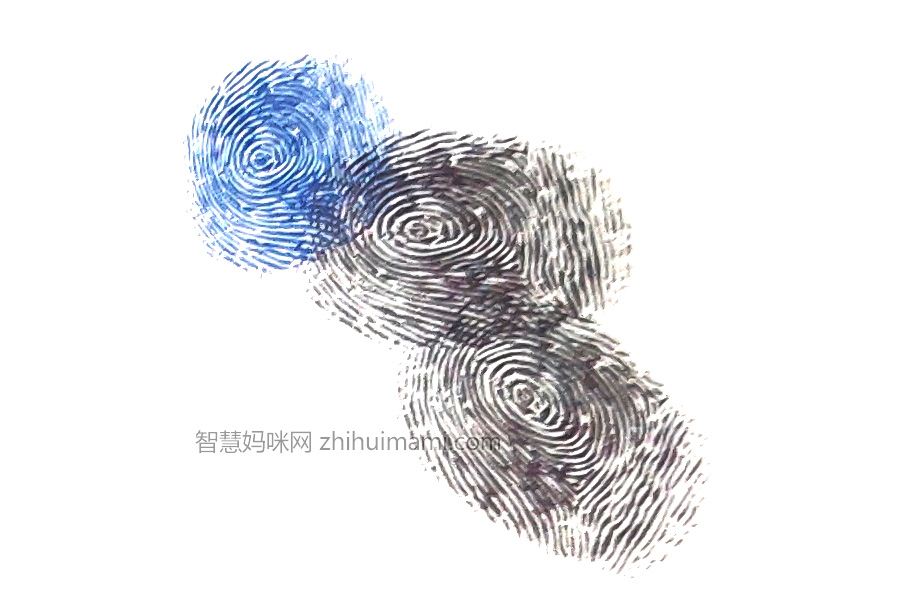 步骤3：如图无名指蘸取颜料，在头部上方按出一只小耳朵。