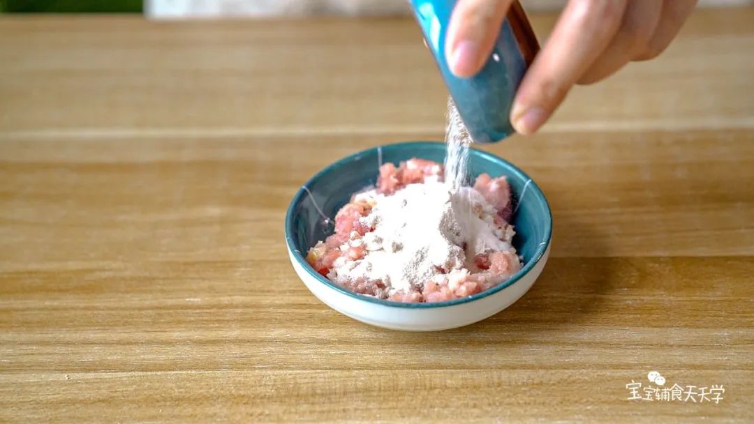 将藕粉和食用油倒入肉沫中，搅拌均匀