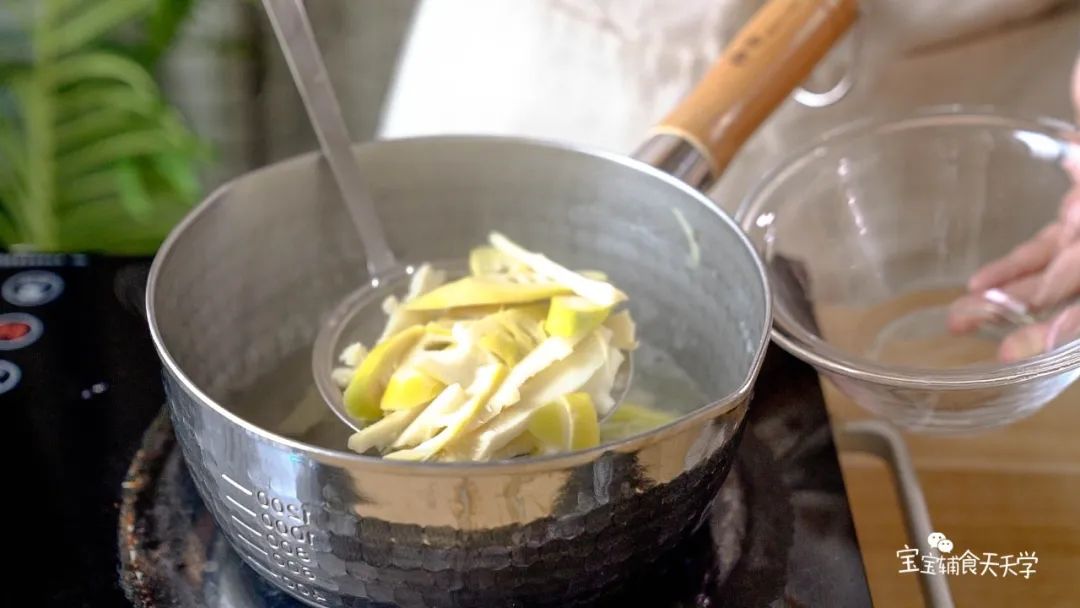 笋片焯好水后，捞出