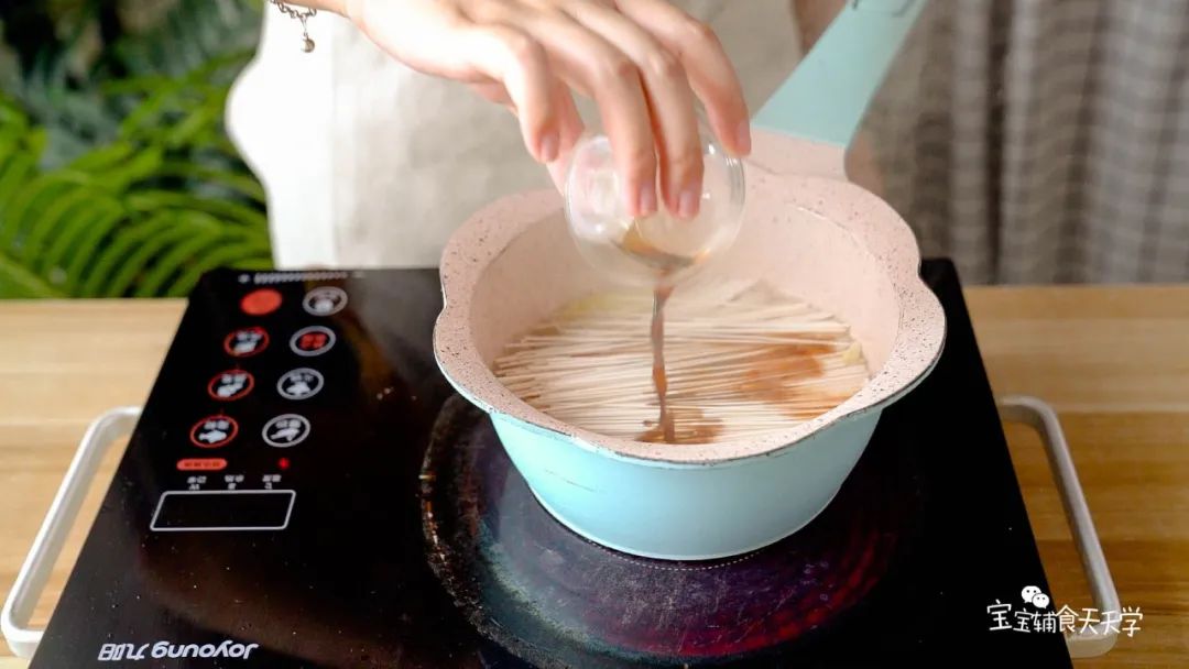 入雪藕面和宝宝酱油，煮至面条软熟