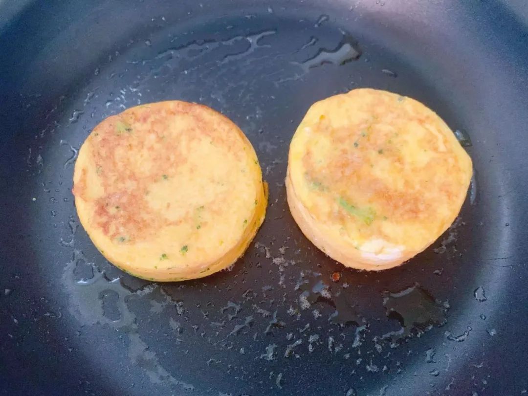 第8步：冷锅抹油开小火，放入吐司小贝，煎至各个面呈金黄色、蛋液完全凝固。