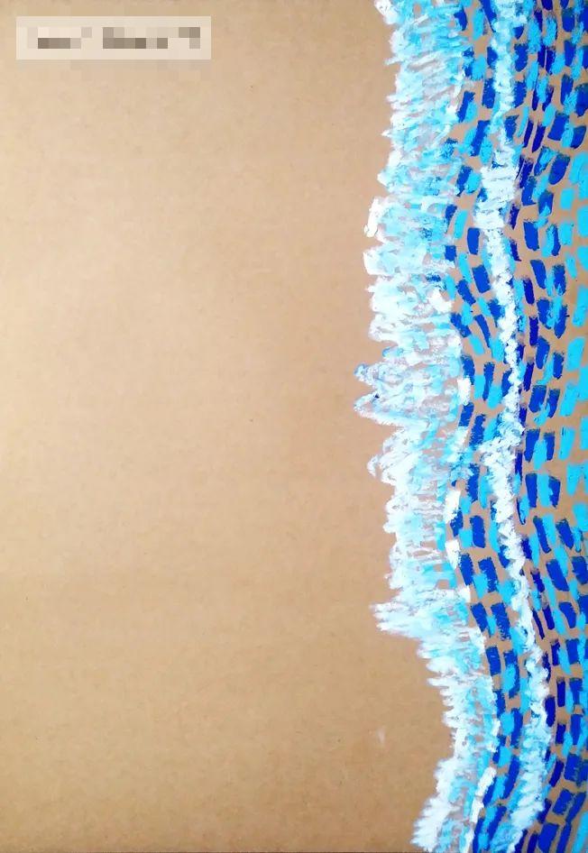 步骤1：首先我们选择在牛皮纸上作画，利用牛皮纸自身的色泽模拟海滩的色彩，同时用重彩油画棒画出海浪的色块。