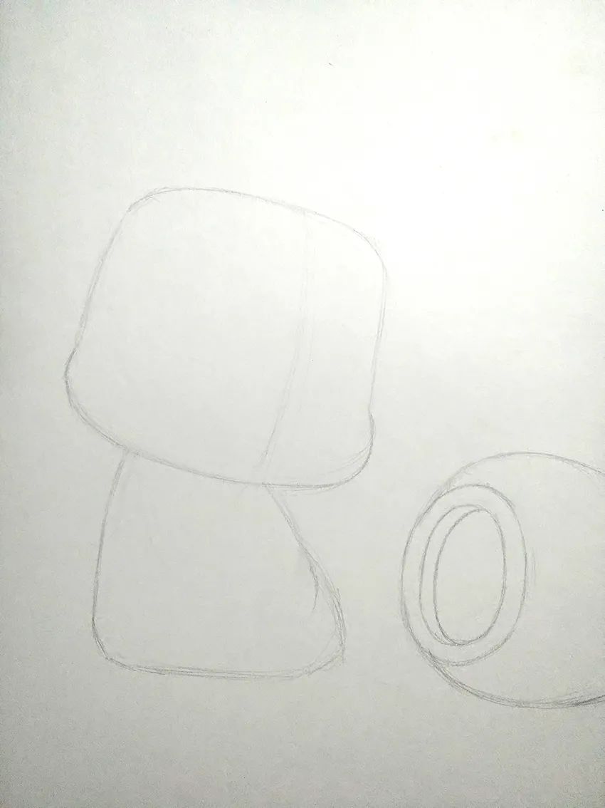 步骤1：首先我们勾勒出卡通小熊的基本形和罐子的位置。