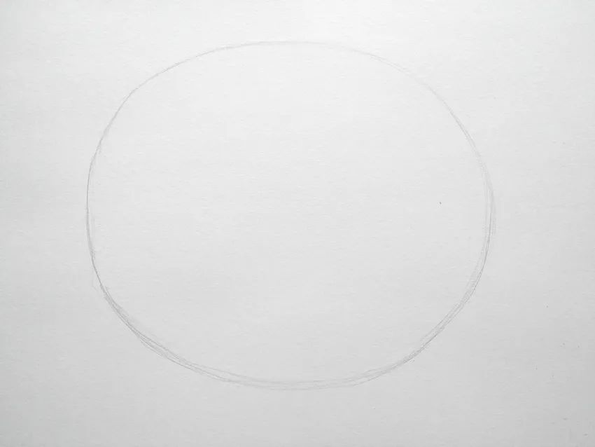 步骤1：首先我们用铅笔在素描纸上画一个椭圆。