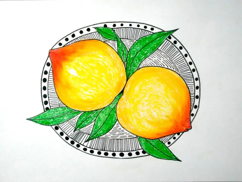 步骤4：接下来，我们用勾线笔给椭圆形绘制装饰图案，黑白的线条和鲜艳的桃子形成对比。