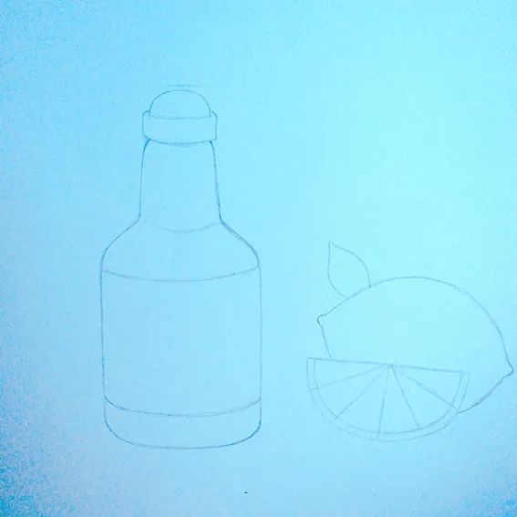 步骤1：首先我们用铅笔在素描纸画出果汁瓶子和柠檬的轮廓。