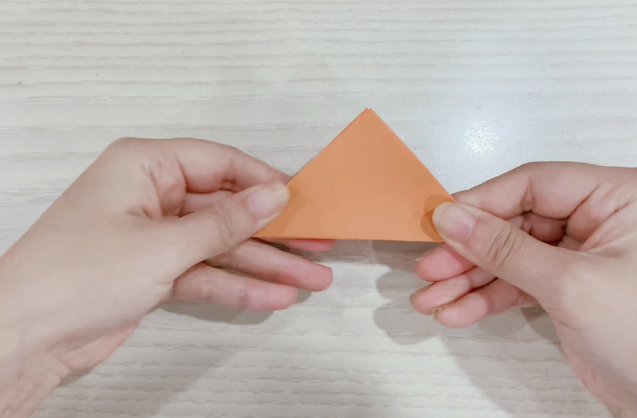 步骤1：正方形卡纸对折出三角形。