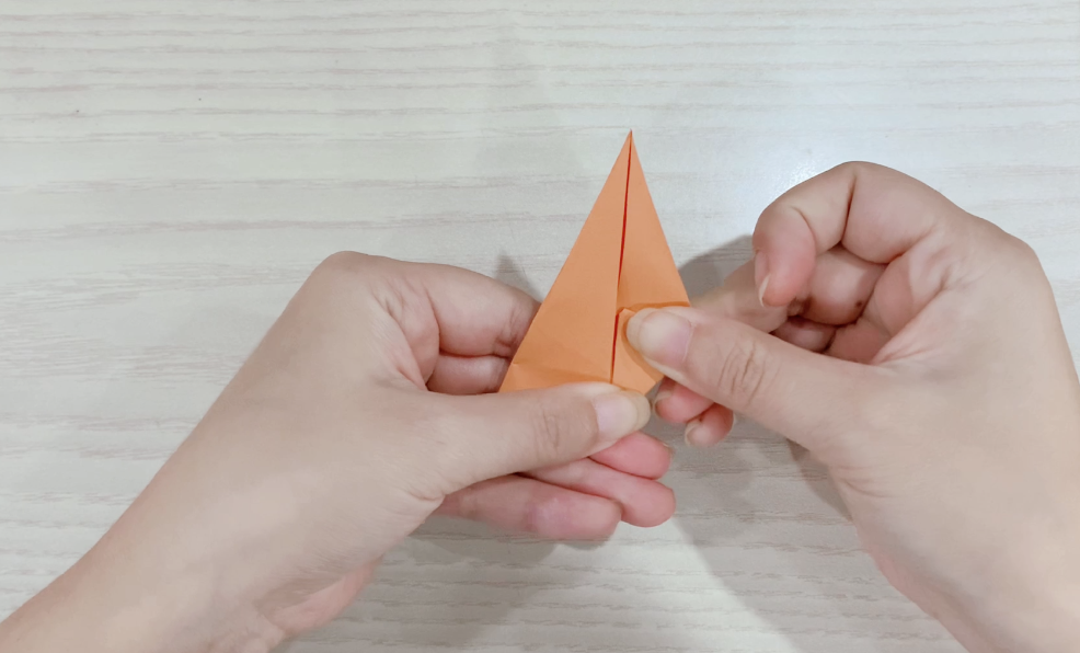 步骤4：两边向中心线折。