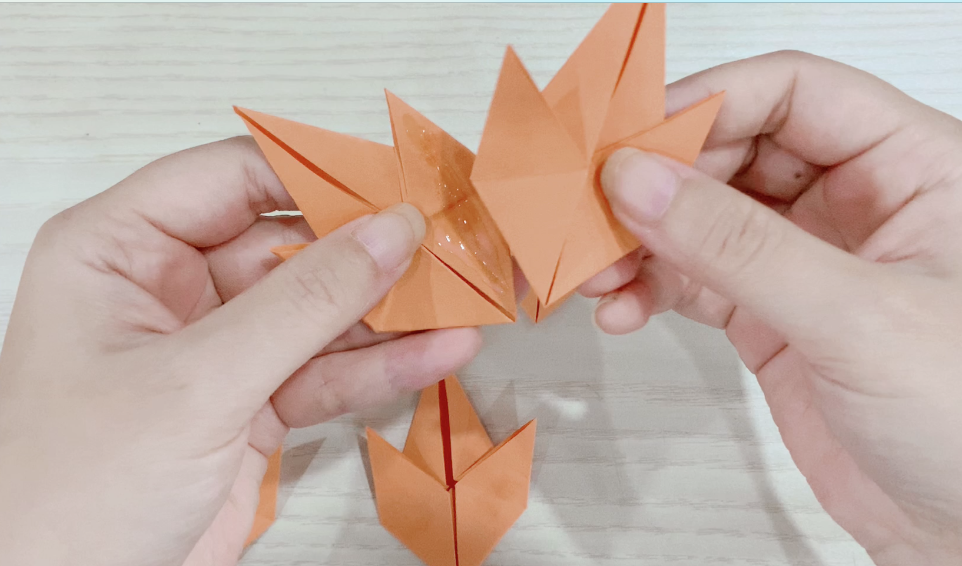 步骤9：取一枚右半边涂上胶水与另一枚的左半边粘贴在一起。