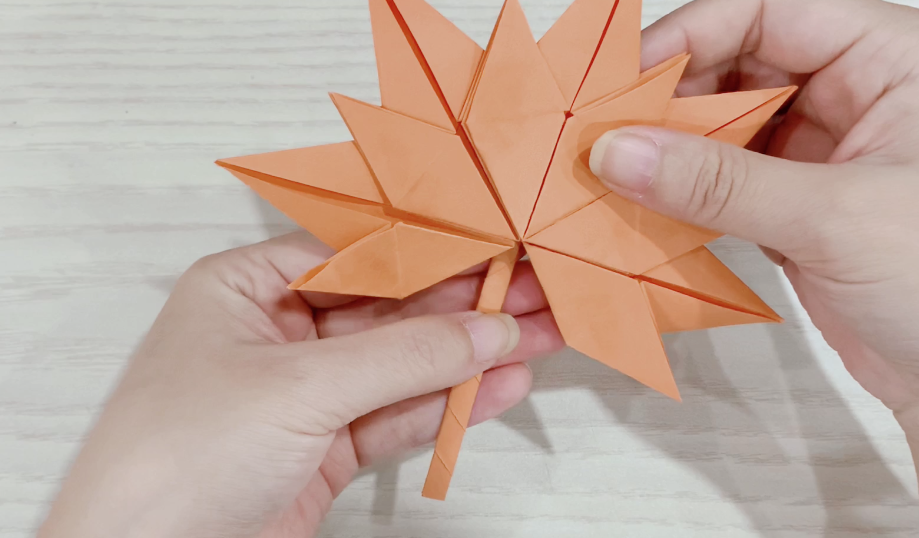 步骤14：涂上胶水粘贴在叶片的背面。