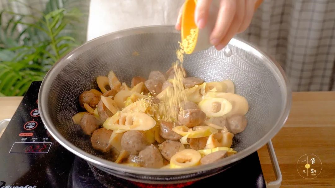 加入松茸粉，翻炒均匀即可出锅