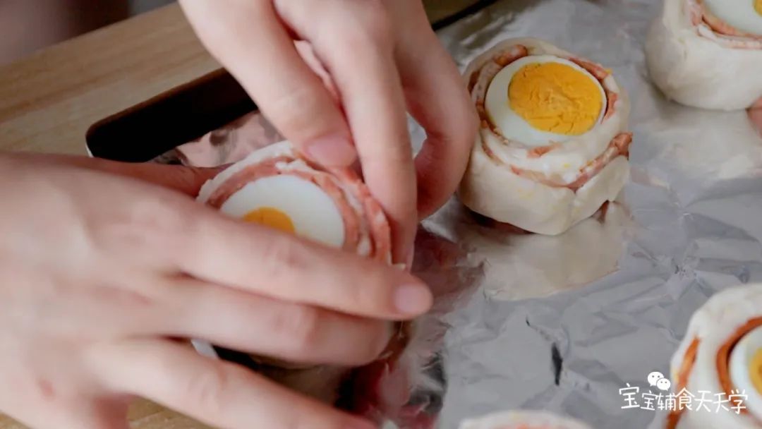 切口朝上放到垫了锡箔纸的烤盘里，挤上番茄酱