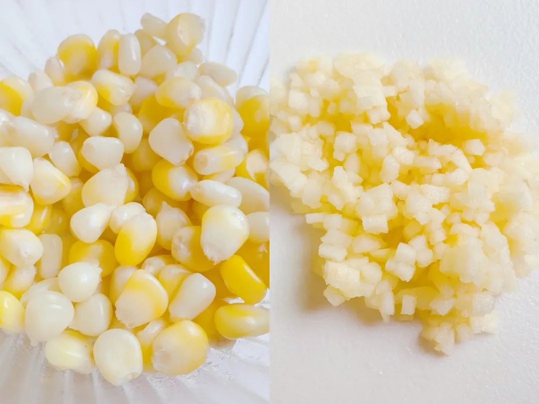 玉米粒洗净焯水，沥干放凉。苹果洗净去皮切碎。