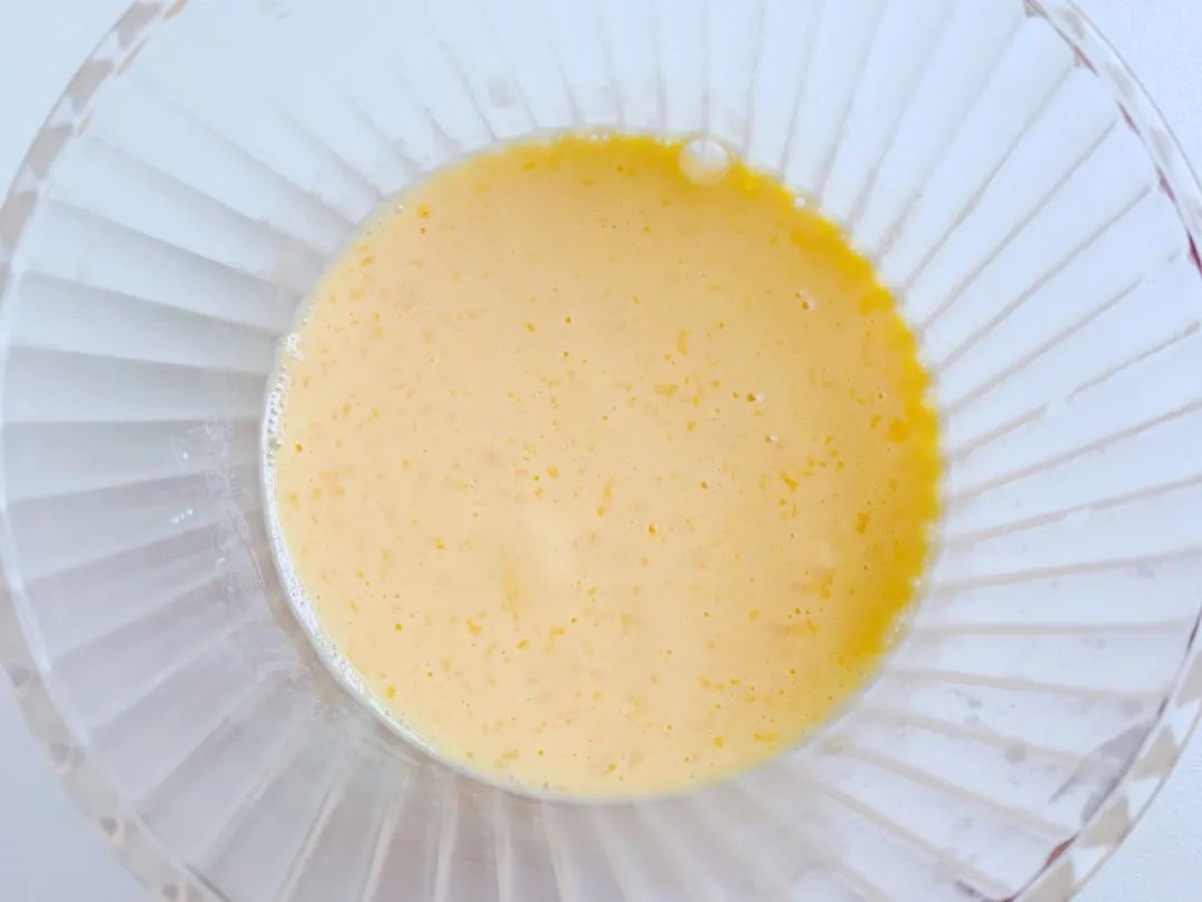 鸡蛋洗净打散，加入淀粉和牛奶搅拌均匀