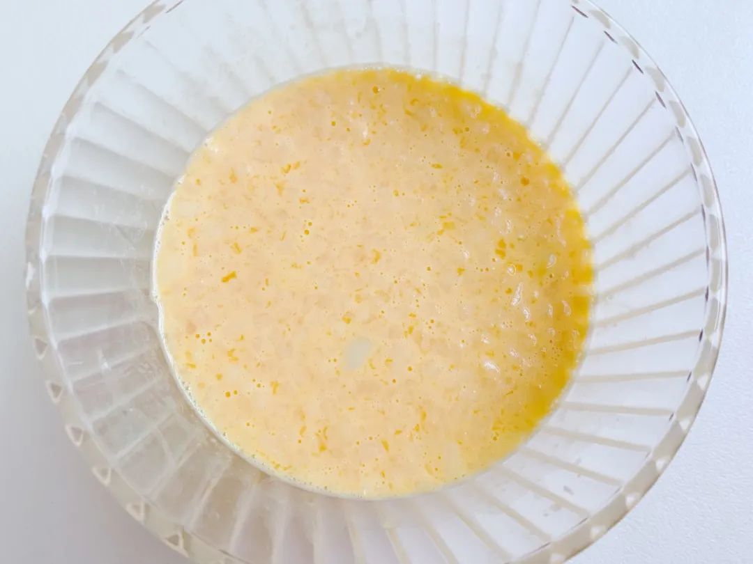 加入玉米粒和苹果碎，搅拌成均匀的面糊。