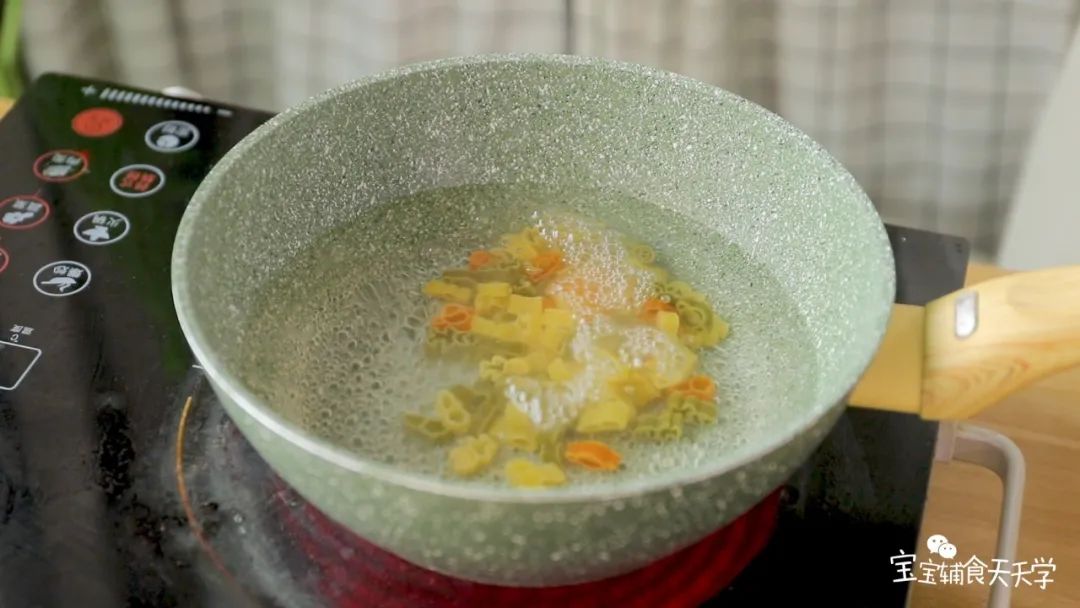 第2步：锅中水开，加入意面煮至软熟，捞起备用