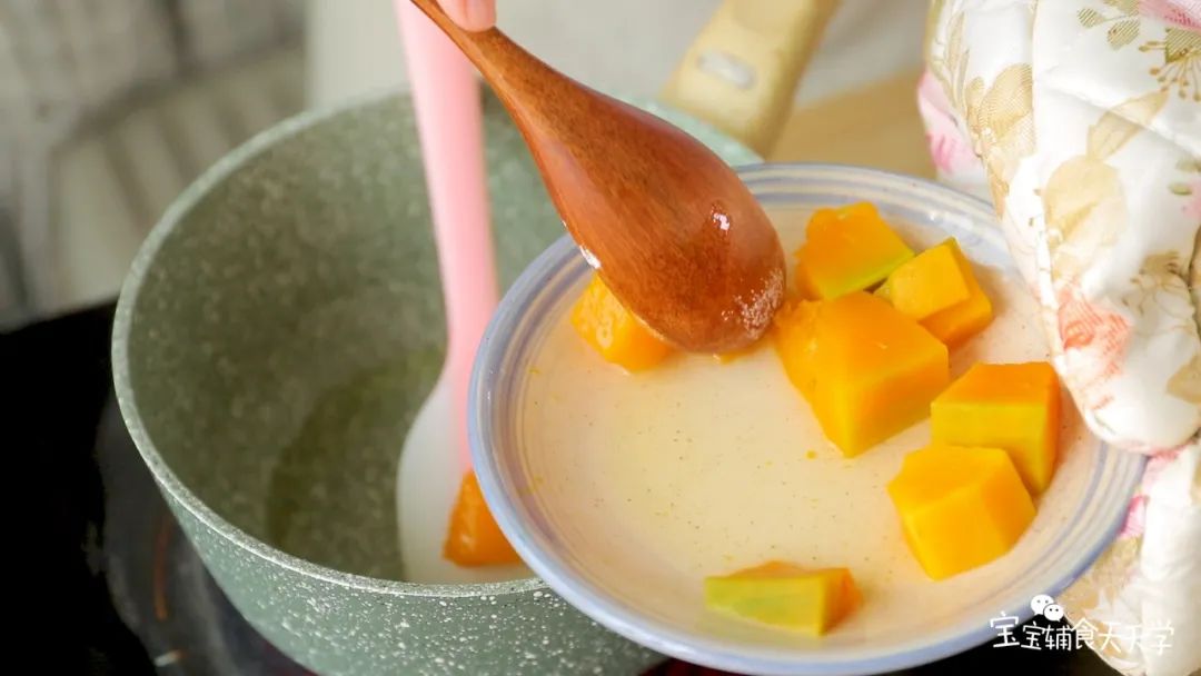 第3步：加入少许的热炒油，加入南瓜炒至软香