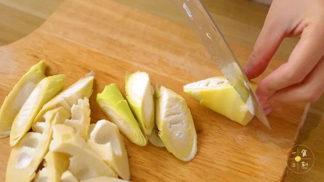 春笋切成滚刀块