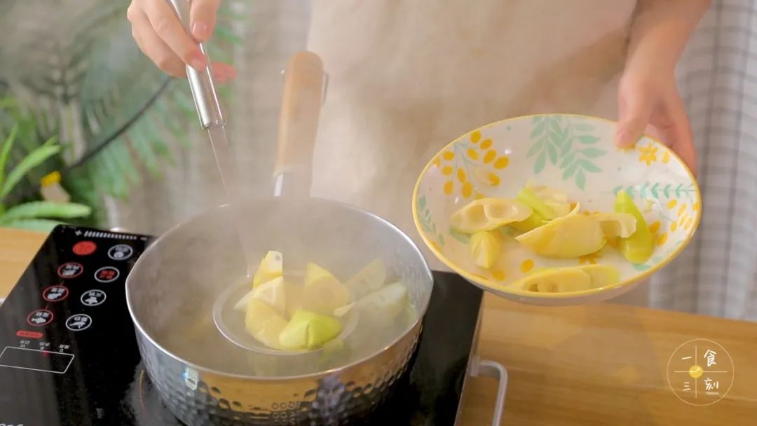 下锅焯水3-5分钟，捞出沥干备用