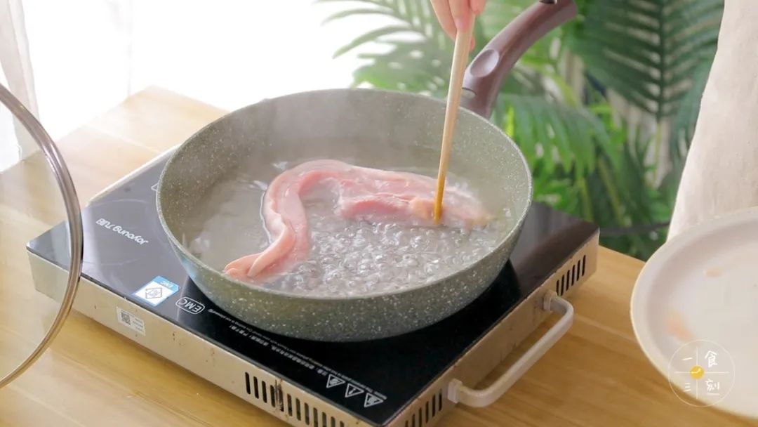 五花肉下锅，加料酒焯水，中途撇浮沫