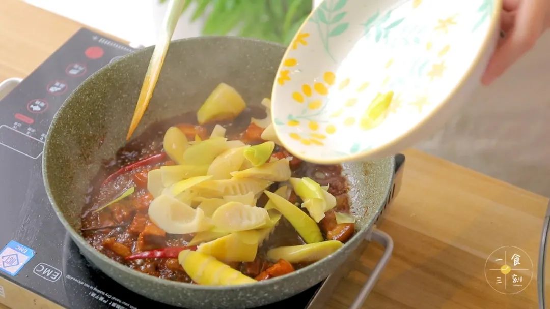 倒入焯水后的笋块，炖煮10分钟