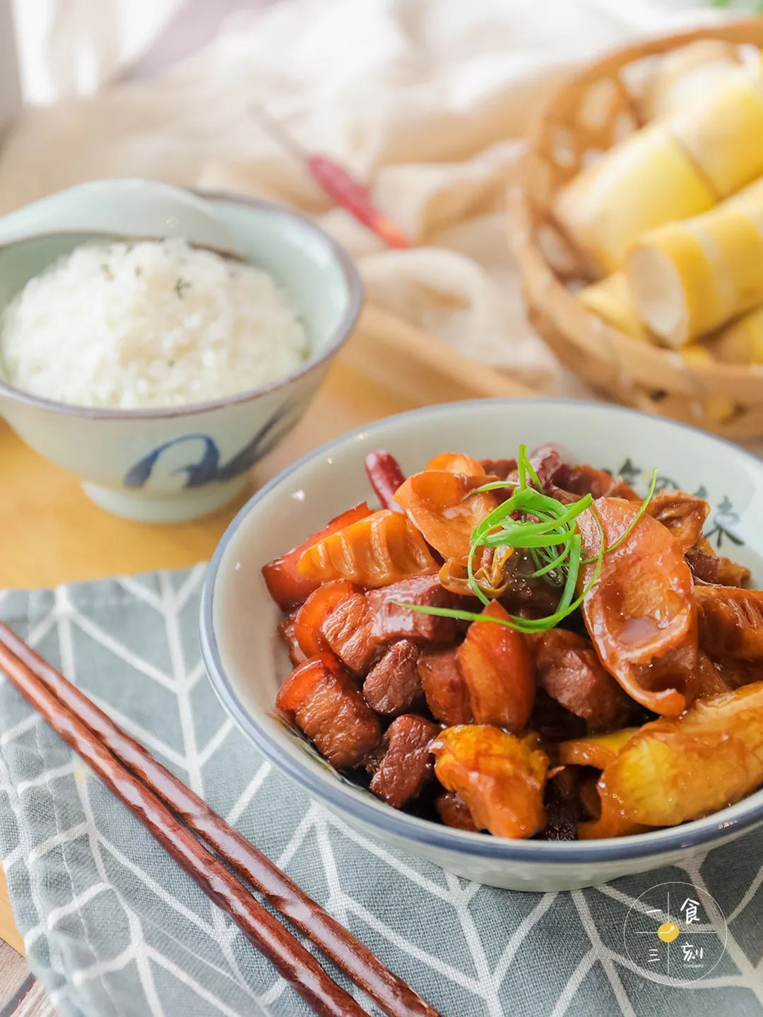 五花肉肥瘦均匀，每一块都挂满了浓郁的酱汁，春笋清脆鲜甜，吸饱了肉汁和酱汁，更添了一份浓香甘醇，比起单纯吃肉，更能体现食材融合的美味。