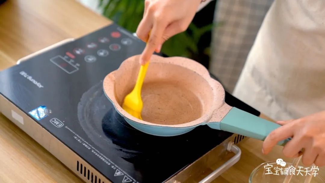 热锅涂油，倒入蛋液煎成蛋饼