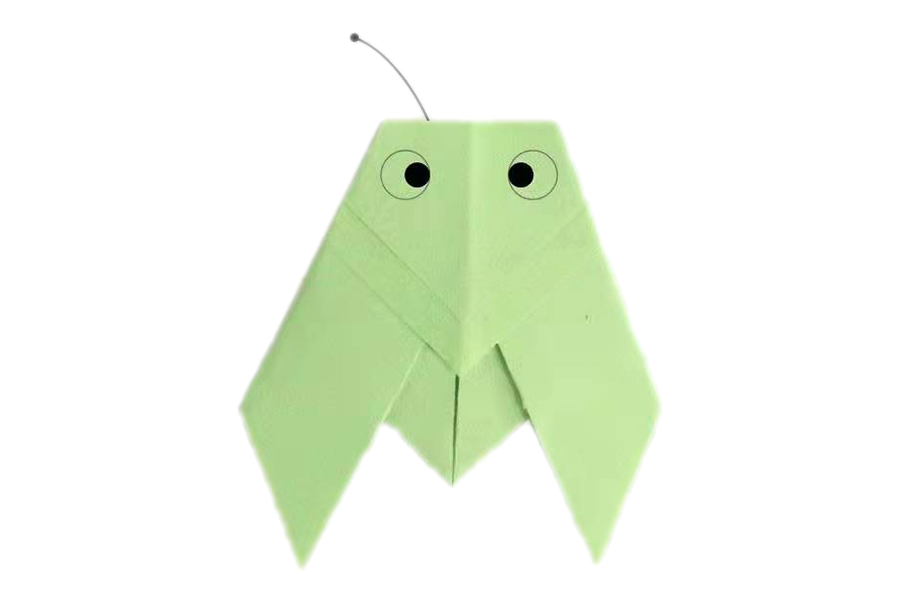 步骤17：用黑色的纸剪出一个小圆点和一个有弧度的长条，然后黏结在知了的顶部。