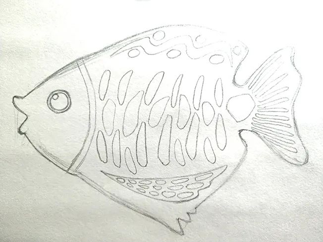 步骤1：首先画出小鱼的铅笔稿，画鱼时要考虑到后面刮画纸的大小。