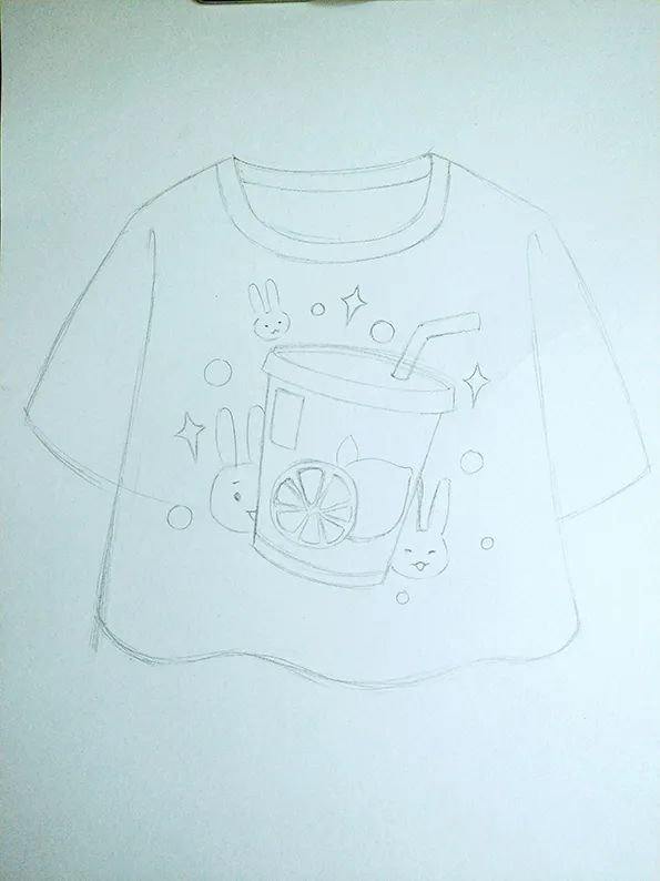 步骤1：首先我们用铅笔在素描纸上勾勒出T恤的轮廓  以及衣服上的图案。