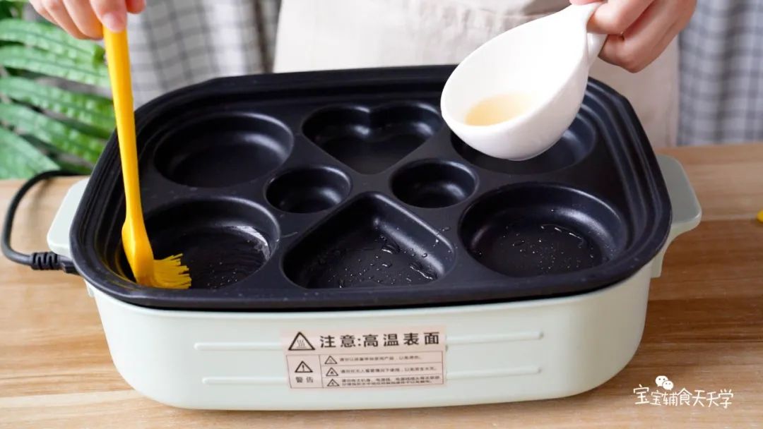 锅中刷一层油，打入鸡蛋，放入午餐肉，煎至金黄后捞出