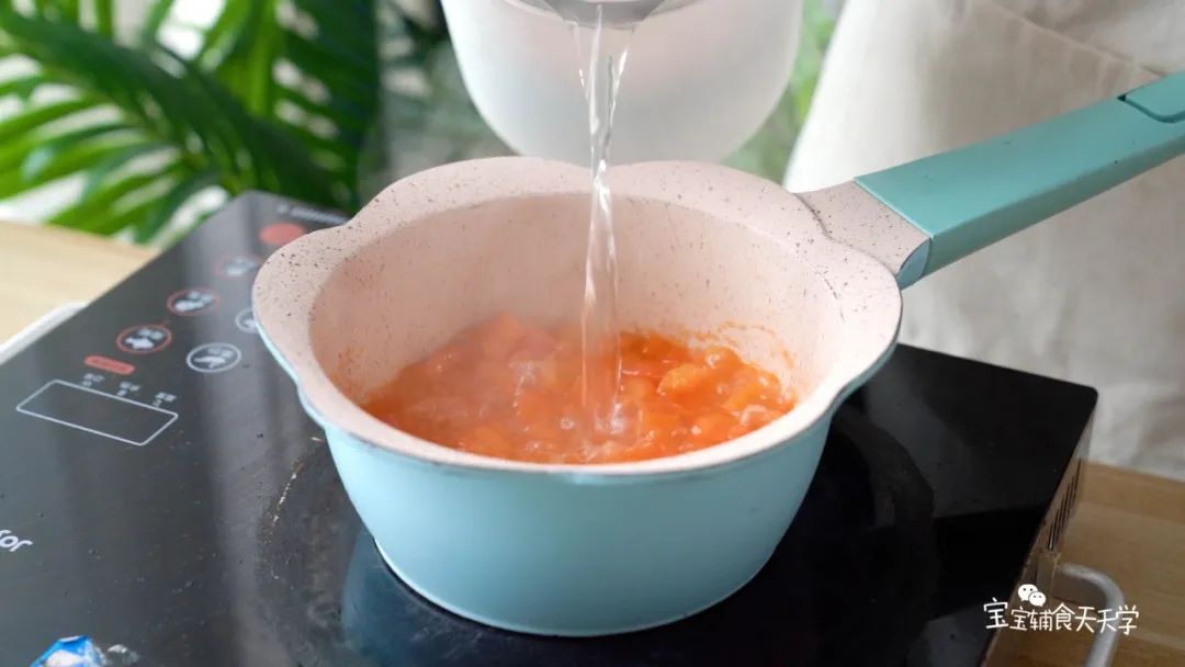 倒入热水，炖煮2分钟