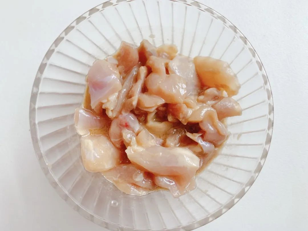 第2步：鸡腿肉去皮去骨头洗净切小块，依次加入淀粉、酱油、2克油搅拌均匀，腌制20-30分钟。