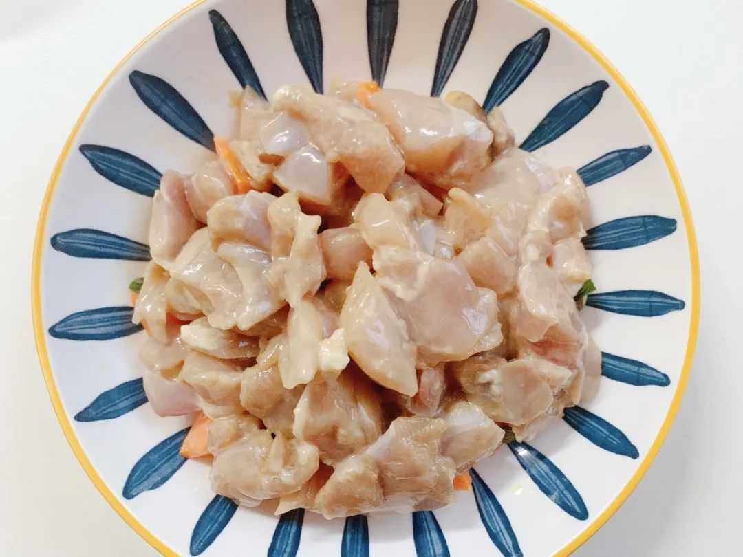 第7步：蔬菜上均匀铺上腌制好的鸡腿肉。