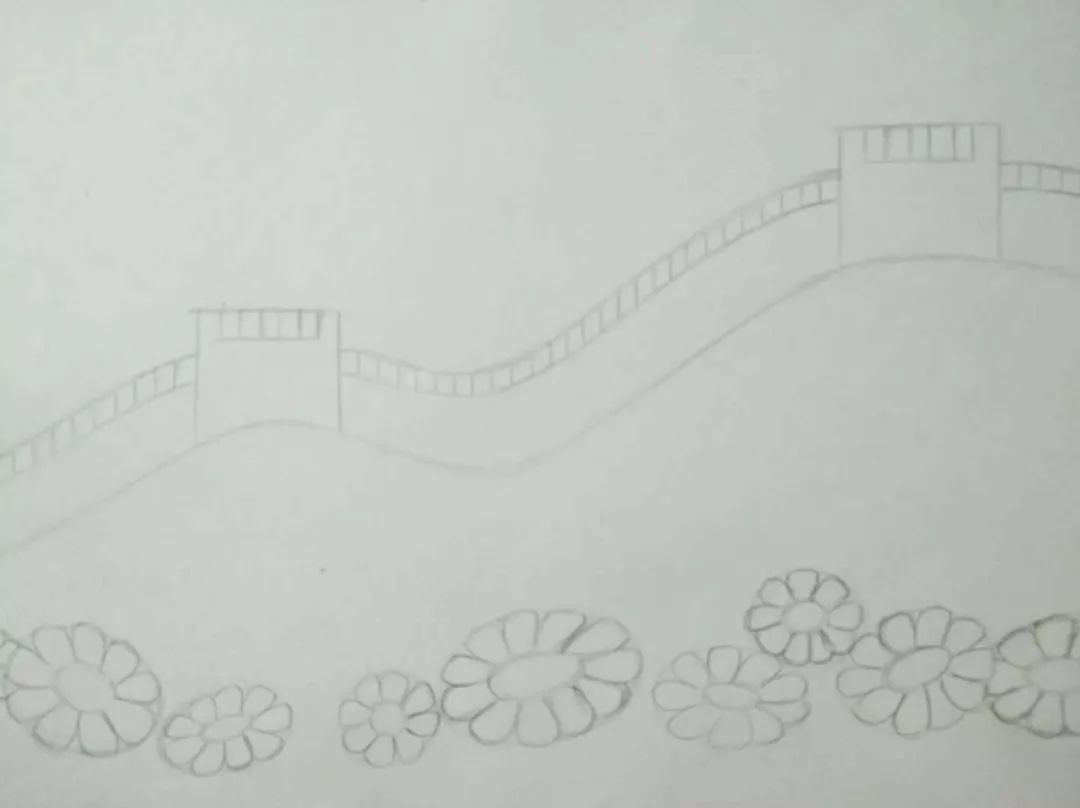 步骤3：刻画出城墙垛口的细节，同时明确山脚下花朵的形状。