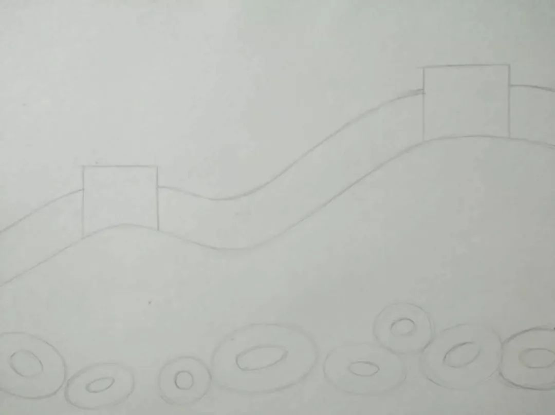 步骤2：参考第一步骤的曲线，画出与之平行的线条，保证长城的高度统一，同时用椭圆形在山脚下画出花朵的构图，分布。