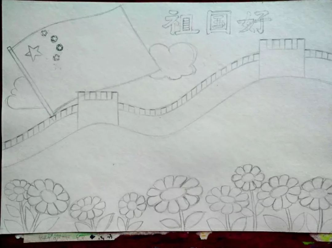 步骤5：进一步完善画面细节，画出天空中的白云和花朵的叶、茎，铅笔草图基本完成。