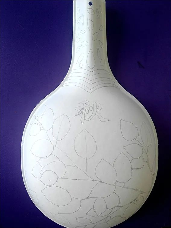 步骤1：首先用铅笔在马勺上轻轻勾勒出画面的构图和叶子的基本形状。