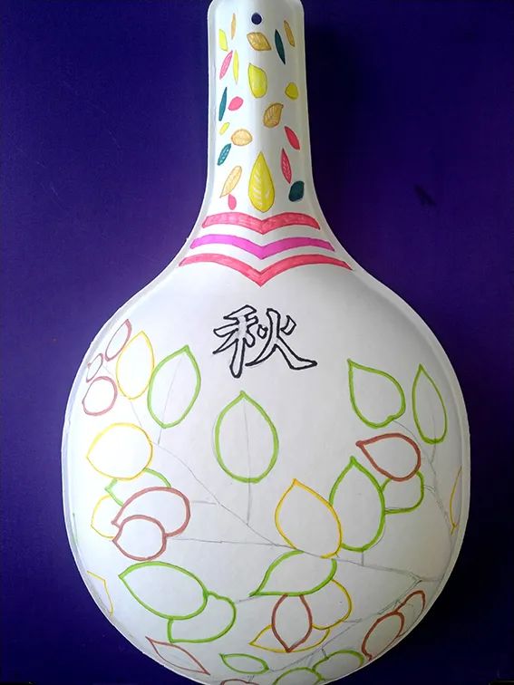 步骤2：然后我们利用不同颜色的马克笔给画面进行勾线。