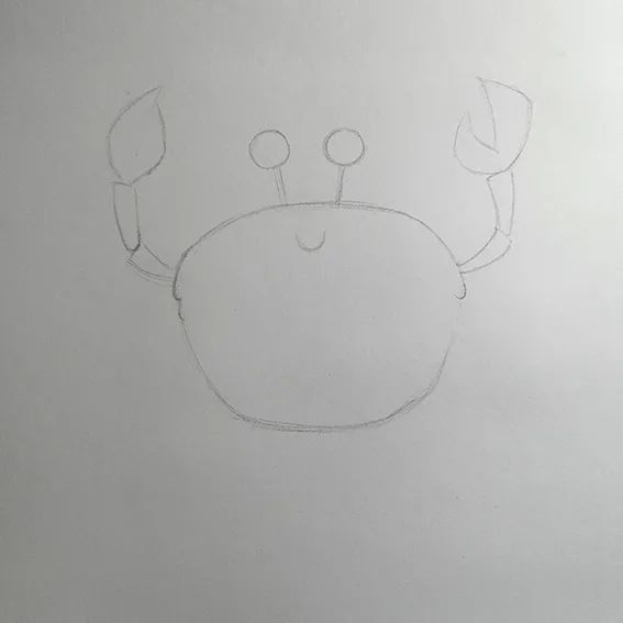 步骤1：首先用铅笔轻轻勾勒出小螃蟹梯形的身体和标志性的两个大钳子