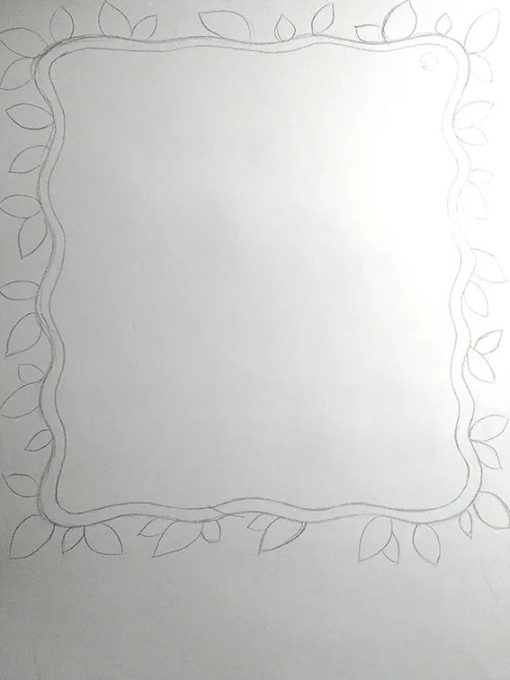步骤1：首先用铅笔轻轻勾勒出一个绿叶装饰的边框。