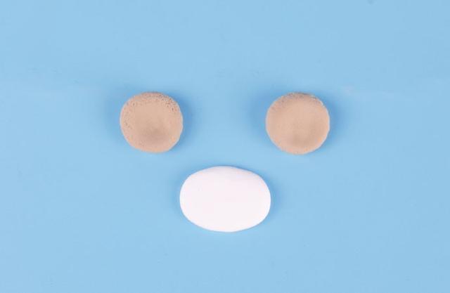 步骤2：按照上图的样子用浅咖色粘土做出两只耳朵和白色的嘴巴部分。