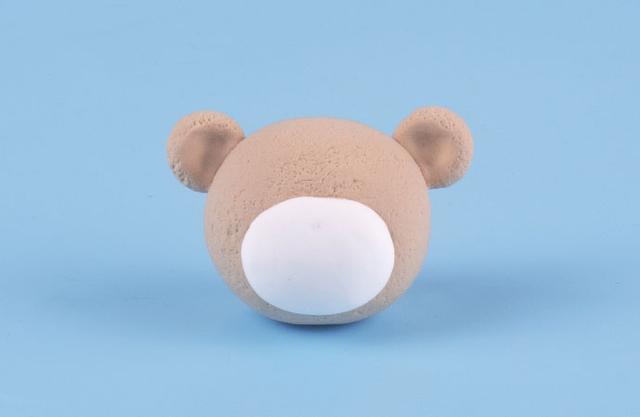 步骤3：把耳朵粘好，白色粘土贴在嘴巴部位。