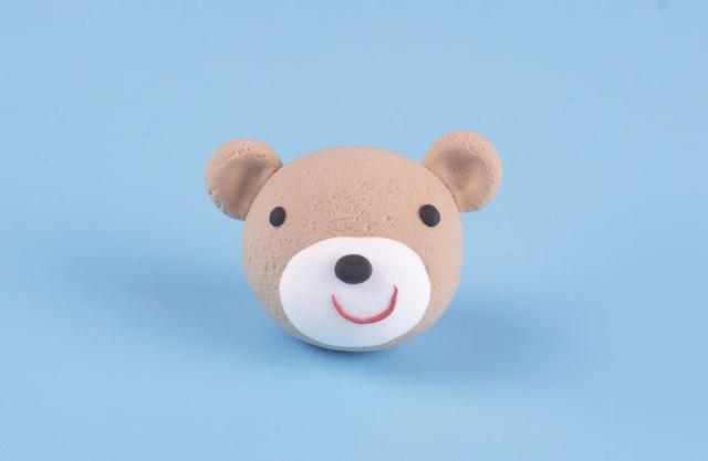 步骤5：把眼睛、鼻子和嘴巴粘好。