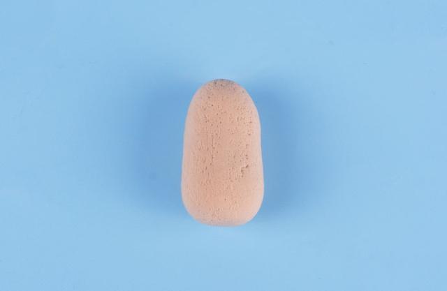 步骤6：下面做小熊的身体，用浅咖色粘土做出一个椭圆形。